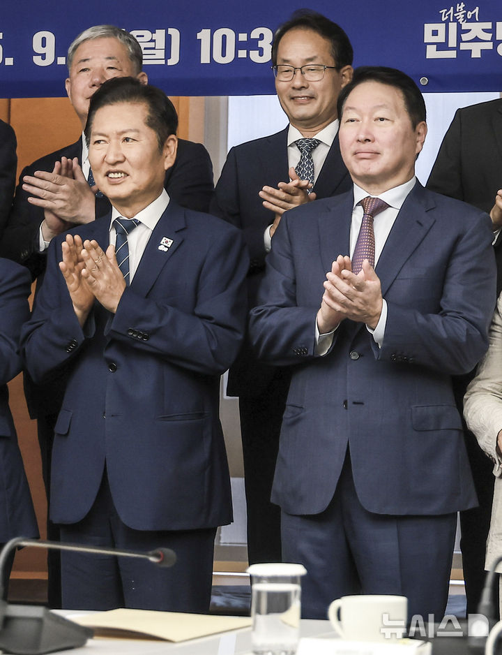 [서울=뉴시스] 정병혁 기자 = 정청래 더불어민주당 대표와 최태원 대한상공회의소 회장을 비롯한 참석자들이 8일 서울 중구 대한상공회의소에서 열린 더불어민주당-대한상공회의소 정책간담회에서 기념촬영을 하고 있다. 2025.09.08. jhope@newsis.com