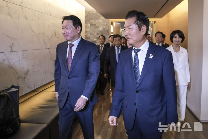 [서울=뉴시스] 정병혁 기자 = 정청래 더불어민주당 대표와 최태원 대한상공회의소 회장을 비롯한 참석자들이 8일 서울 중구 대한상공회의소에서 열린 더불어민주당-대한상공회의소 정책간담회에 참석하고 있다. 2025.09.08. jhope@newsis.com