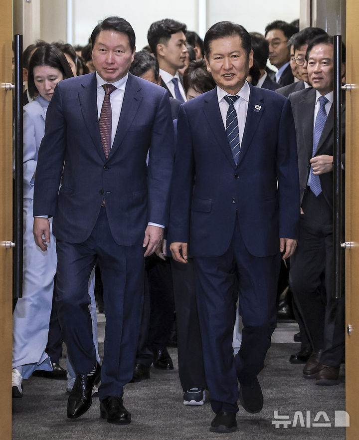 [서울=뉴시스] 정병혁 기자 = 정청래 더불어민주당 대표와 최태원 대한상공회의소 회장을 비롯한 참석자들이 8일 서울 중구 대한상공회의소에서 열린 더불어민주당-대한상공회의소 정책간담회에 참석하고 있다. 2025.09.08. jhope@newsis.com