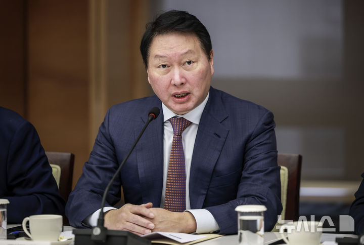 [서울=뉴시스] 정병혁 기자 = 최태원 대한상공회의소 회장이 8일 서울 중구 대한상공회의소에서 열린 더불어민주당-대한상공회의소 정책간담회에서 인사말을 하고 있다. 2025.09.08. jhope@newsis.com