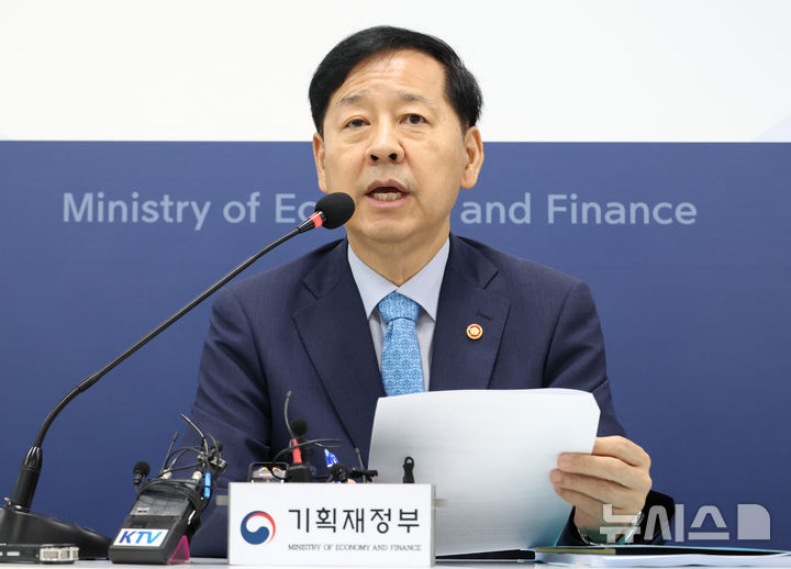 [세종=뉴시스] 강종민 기자 = 구윤철 부총리 겸 기획재정부 장관이 8일 세종시 정부세종청사에서 열린 출입기자 간담회에서 현안 질문에 답하고 있다. 2025.09.08. ppkjm@newsis.com