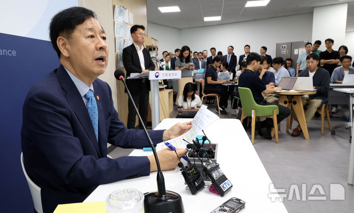 [세종=뉴시스] 강종민 기자 = 구윤철 부총리 겸 기획재정부 장관이 8일 세종시 정부세종청사에서 열린 출입기자 간담회에서 기자 질문에 답하고 있다. 2025.09.08. ppkjm@newsis.com