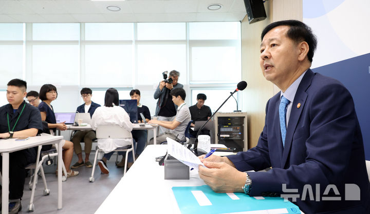 [세종=뉴시스] 강종민 기자 = 구윤철 부총리 겸 기획재정부 장관이 8일 세종시 정부세종청사에서 열린 출입기자 간담회에서 현안 질문에 답하고 있다. 2025.09.08. ppkjm@newsis.com