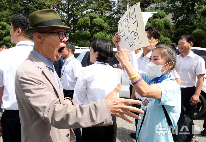 [서울=뉴시스] 조성봉 기자 = 민족문제연구소 등 시민사회단체 회원들과 8일 오전 서울 여의도 국회 소통관에서 기자회견을 마치고 나서는 김형석 독립기념관장에게 퇴진을 요구하는 구호를 외치자 보수단체 회원과 충돌하고 있다. 2025.09.08. suncho21@newsis.com