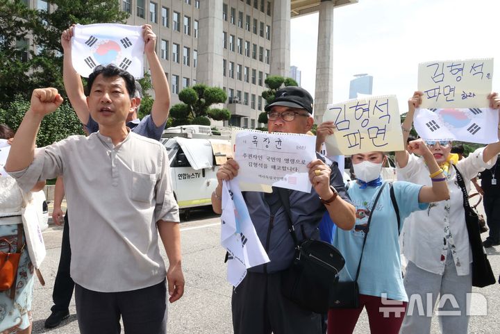 [서울=뉴시스] 조성봉 기자 = 민족문제연구소 등 시민사회단체 회원들이 8일 오전 서울 여의도 국회 소통관에서 기자회견을 마치고 나서는 김형석 독립기념관장에게 퇴진을 요구하는 구호를 외치고 있다. 2025.09.08. suncho21@newsis.com 