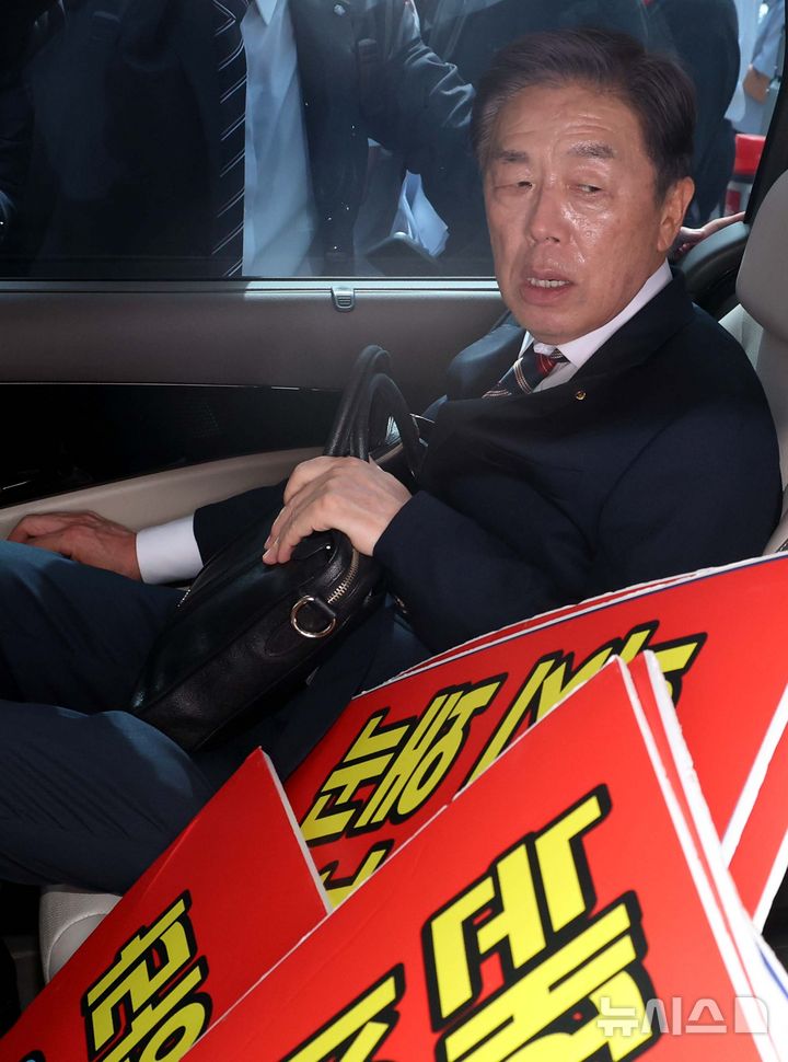 [서울=뉴시스] 조성봉 기자 = 김형석 독립기념관장이 8일 오전 서울 여의도 국회 소통관에서 기자회견 후 퇴진을 요구하는 시민단체 회원들의 항의를 받으며 차량 탑승하고 있다. 2025.09.08. suncho21@newsis.com