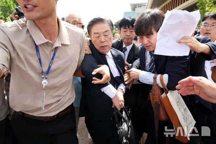 [서울=뉴시스] 조성봉 기자 = 김형석 독립기념관장이 8일 오전 서울 여의도 국회 소통관에서 기자회견 후 퇴진을 요구하는 시민단체 회원들의 항의를 받으며 차량으로 이동하고 있다. 2025.09.08. suncho21@newsis.com 