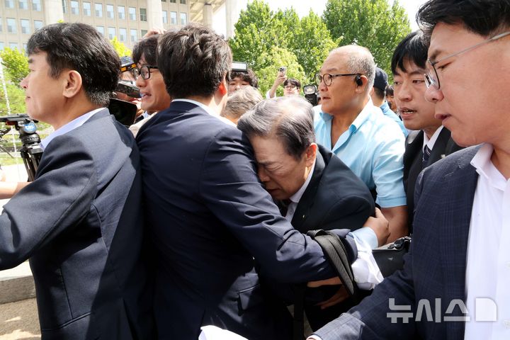 [서울=뉴시스] 조성봉 기자 = 김형석 독립기념관장이 8일 오전 서울 여의도 국회 소통관에서 기자회견 후 퇴진을 요구하는 시민단체 회원들의 항의를 받으며 차량으로 이동하고 있다. 2025.09.08. suncho21@newsis.com