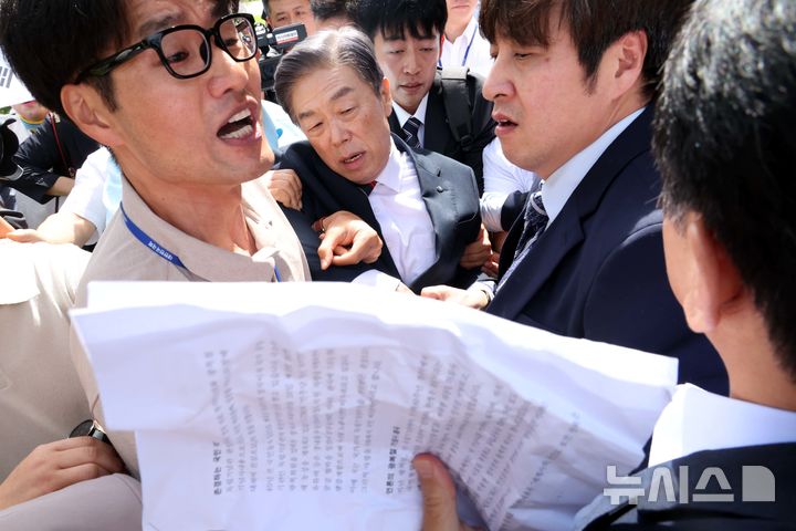 [서울=뉴시스] 조성봉 기자 = 김형석 독립기념관장이 8일 오전 서울 여의도 국회 소통관에서 기자회견 후 퇴진을 요구하는 시민단체 회원들의 항의를 받으며 차량으로 이동하고 있다. 2025.09.08. suncho21@newsis.com 