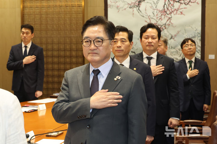 [서울=뉴시스] 고승민 기자 = 우원식 국회의장 등 참석자들이 8일 서울 여의도 국회에서 열린 국회의장 직속 국회개혁 자문위원회 위촉식 및 제1차 회의에서 국민의례하고 있다. 2025.09.08. kkssmm99@newsis.com