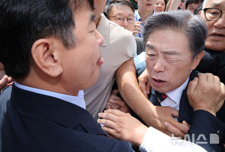 [서울=뉴시스] 김명년 기자 = 김형석 독립기념관장이 8일 오전 서울 여의도 국회 소통관에서 기자회견을 마치고 문진석 더불어민주당 원내운영수석부대표의 항의를 받으며 차량으로 이동하고 있다. 2025.09.08. kmn@newsis.com