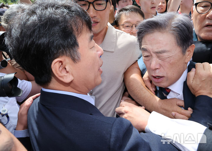 [서울=뉴시스] 김명년 기자 = 김형석 독립기념관장이 8일 오전 서울 여의도 국회 소통관에서 기자회견을 마치고 문진석 더불어민주당 원내운영수석부대표의 항의를 받으며 차량으로 이동하고 있다.  2025.09.08. kmn@newsis.com