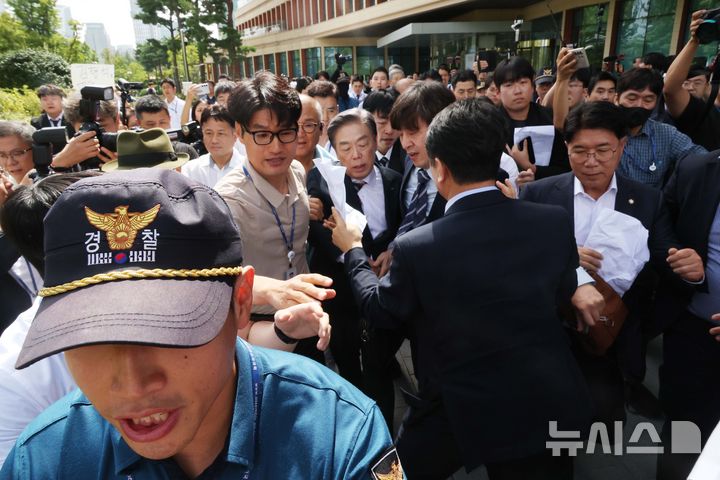 [서울=뉴시스] 조성봉 기자 = 김형석 독립기념관장이 8일 오전 서울 여의도 국회 소통관에서 기자회견 후 퇴진을 요구하는 시민단체 회원들의 항의를 받으며 차량으로 이동하고 있다. 2025.09.08. suncho21@newsis.com