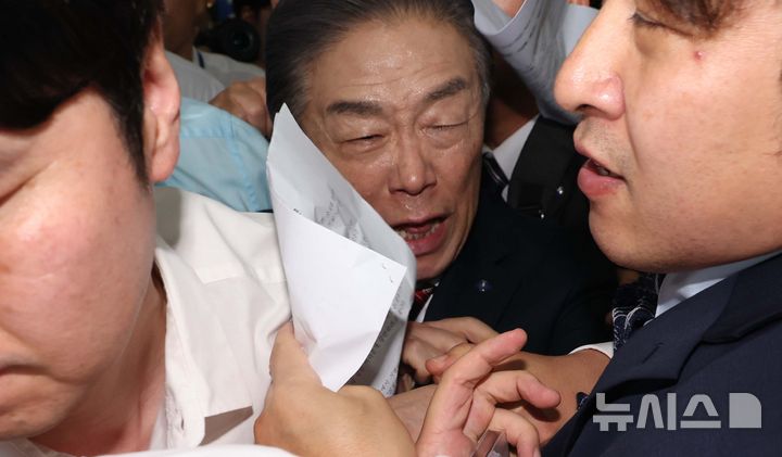 [서울=뉴시스] 조성봉 기자 = 김형석 독립기념관장이 8일 오전 서울 여의도 국회 소통관에서 기자회견 후 퇴진을 요구하는 시민단체 회원들의 항의를 받으며 차량으로 이동하고 있다. 2025.09.08. suncho21@newsis.com