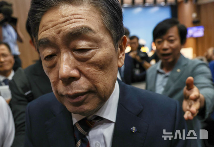 [서울=뉴시스] 김명년 기자 = 김형석 독립기념관장이 8일 오전 서울 여의도 국회 소통관에서 기자회견을 하기 전 이강일 더불어민주당 의원에게 항의를 받으며 회견장을 나가고 있다. 2025.09.08. kmn@newsis.com