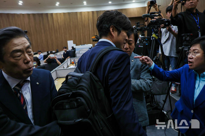 [서울=뉴시스] 김명년 기자 = 김형석 독립기념관장이 8일 오전 서울 여의도 국회 소통관에서 기자회견을 하기 전 김현 더불어민주당 의원에게 항의를 받고 있다. 2025.09.08. kmn@newsis.com