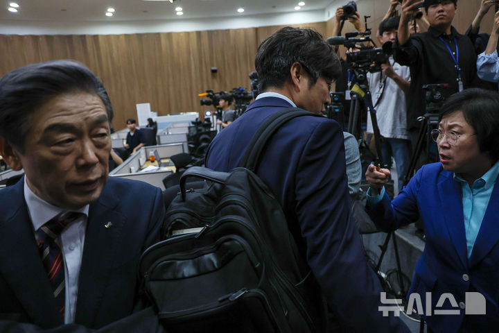 [서울=뉴시스] 김명년 기자 = 김형석 독립기념관장이 8일 오전 서울 여의도 국회 소통관에서 기자회견을 하기 전 김현 더불어민주당 의원에게 항의를 받고 있다. 2025.09.08. kmn@newsis.com