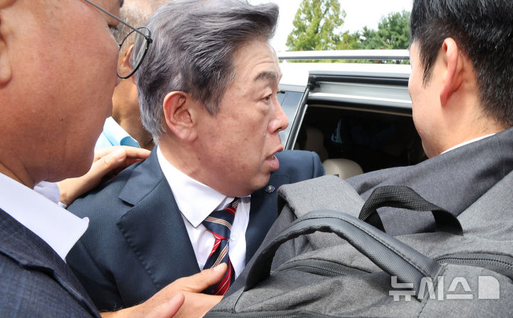 [서울=뉴시스] 김명년 기자 = 김형석 독립기념관장이 8일 오전 서울 여의도 국회 소통관에서 기자회견을 마치고 문진석 더불어민주당 의원과 시민단체 회원들의 항의를 받으며 차량에 탑승하고 있다. 2025.09.08. kmn@newsis.com