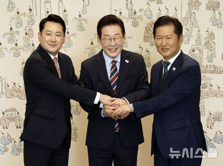 [서울=뉴시스] 최동준 기자 = 이재명 대통령이 8일 서울 용산 대통령실 청사에서 열린 여야 지도부 오찬 회동에서 정청래 더불어민주당 대표, 장동혁 국민의힘 대표와 기념촬영을 하고 있다. 2025.09.08. photocdj@newsis.com