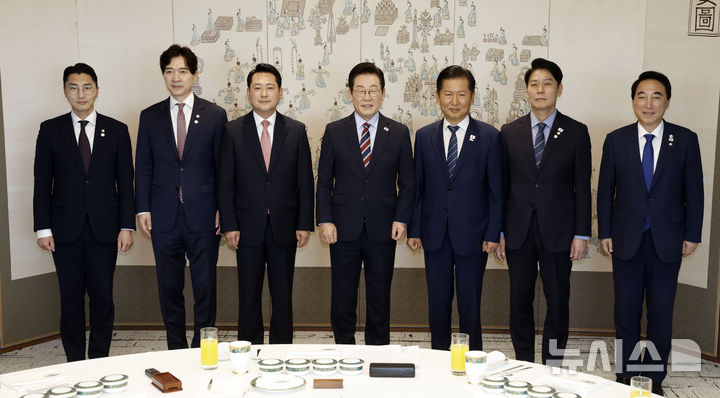[서울=뉴시스] 최동준 기자 = 이재명 대통령이 8일 서울 용산 대통령실 청사에서 열린 여야 지도부 오찬 회동에서 정청래 더불어민주당 대표, 장동혁 국민의힘 대표 등 참석자들과 기념촬영을 하고 있다.   왼쪽부터 박준태 국민의힘 당대표 비서실장, 박성훈 국민의힘 수석대변인, 장동혁 국민의힘 대표, 이 대통령, 정청래 더불어민주당 대표, 한민수 더불어민주당 당대표 비서실장, 박수현 더불어민주당 수석대변인. 2025.09.08. photocdj@newsis.com