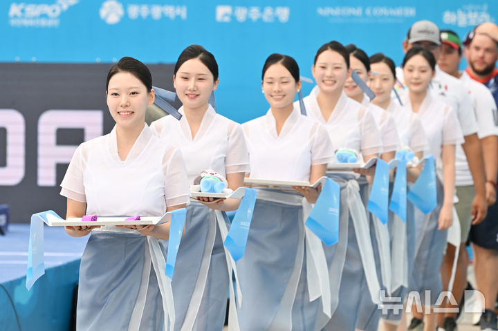 [광주=뉴시스] 이영주 기자 = 광주여대 항공서비스학과 재학생들이 7일 오후 광주 동구 5·18민주광장에서 열린 광주2025현대세계양궁선수권대회 컴파운드 혼성 경기 시상식을 위해 이동하고 있다. 2025.09.07. leeyj2578@newsis.com