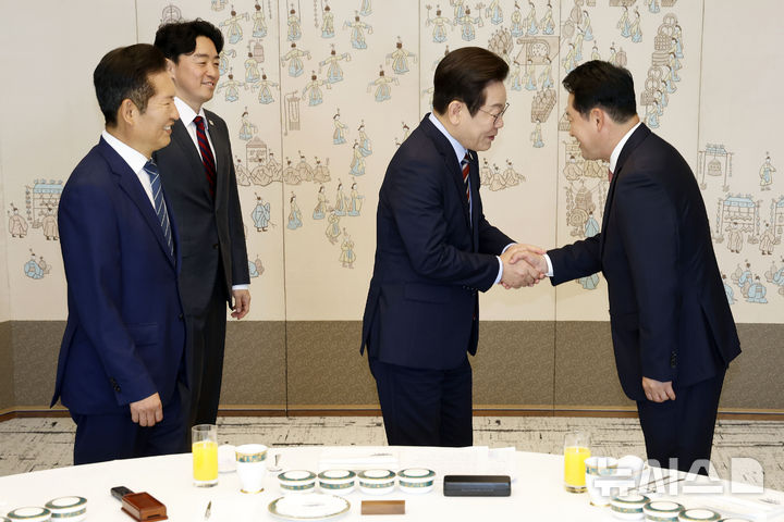 [서울=뉴시스] 최동준 기자 = 이재명 대통령이 8일 서울 용산 대통령실 청사에서 열린 여야 지도부 오찬 회동에서 장동혁 국민의힘 대표와 악수를 하고 있다. 왼쪽은 정청래 더불어민주당 대표와 강훈식 비서실장. 2025.09.08. photocdj@newsis.com