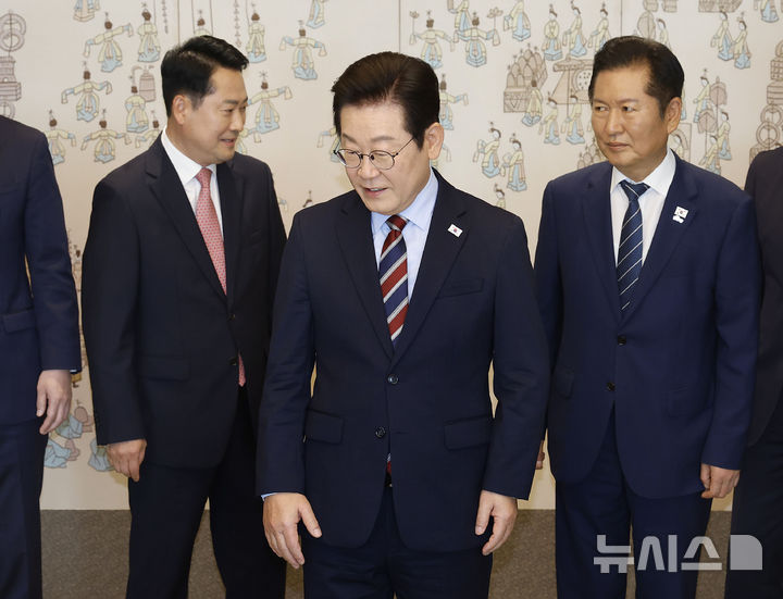 [서울=뉴시스] 최동준 기자 = 이재명 대통령이 8일 서울 용산 대통령실 청사에서 열린 여야 지도부 오찬 회동에서 정청래 더불어민주당 대표, 장동혁 국민의힘 대표와 기념촬영을 마치고 자리로 향하고 있다. 2025.09.08. photocdj@newsis.com