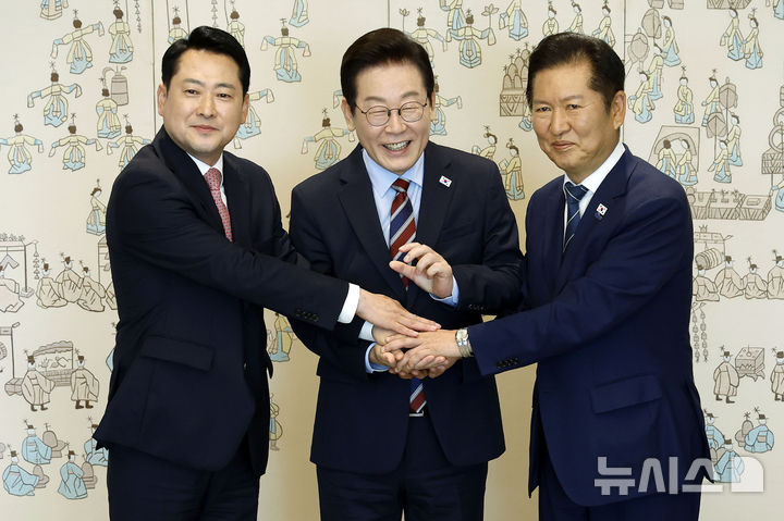 [서울=뉴시스] 최동준 기자 = 이재명 대통령이 8일 서울 용산 대통령실 청사에서 열린 여야 지도부 오찬 회동에서 정청래 더불어민주당 대표, 장동혁 국민의힘 대표와 기념촬영을 하고 있다. 2025.09.08. photocdj@newsis.com