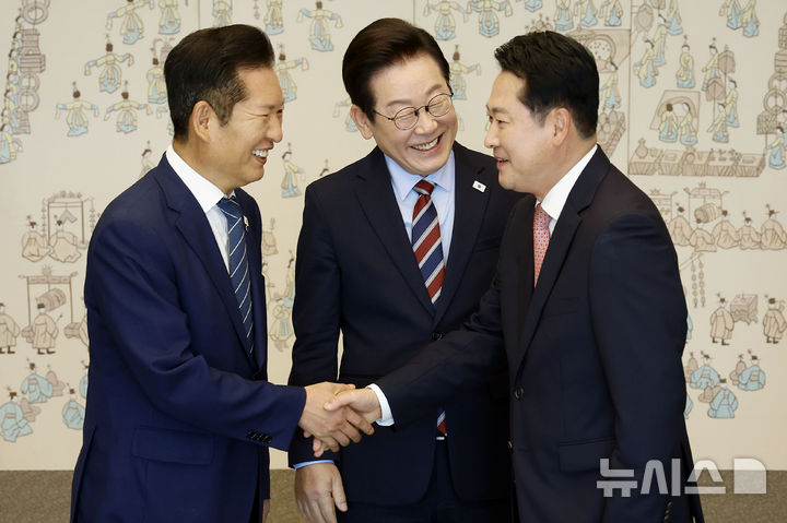 [서울=뉴시스] 최동준 기자 = 이재명 대통령이 8일 서울 용산 대통령실 청사에서 열린 여야 지도부 오찬 회동에서 정청래 더불어민주당 대표와 장동혁 국민의힘 대표의 악수 모습을 보며 밝게 웃고 있다. 2025.09.08. photocdj@newsis.com