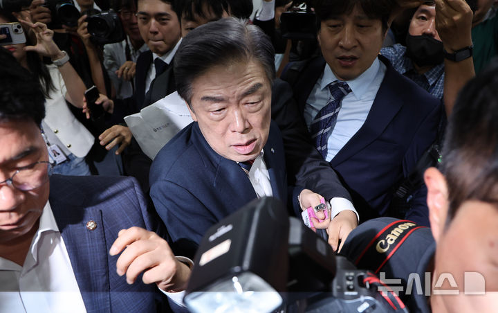 [서울=뉴시스] 김명년 기자 = 김형석 독립기념관장이 8일 오전 서울 여의도 국회 소통관에서 민주당 의원들의 항의를 받으며 '독립기념관 바로 세우기' 기자회견을 위해 이동하고 있다. 2025.09.08. suncho21@newsis.com