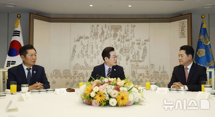 [서울=뉴시스] 최동준 기자 = 이재명 대통령이 8일 서울 용산 대통령실 청사에서 열린 여야 지도부 오찬 회동에서 발언하고 있다. 2025.09.08. photocdj@newsis.com