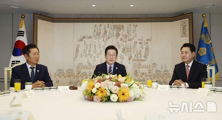 [서울=뉴시스] 최동준 기자 = 이재명 대통령이 8일 서울 용산 대통령실 청사에서 열린 여야 지도부 오찬 회동에서 발언하고 있다. 2025.09.08. photocdj@newsis.com