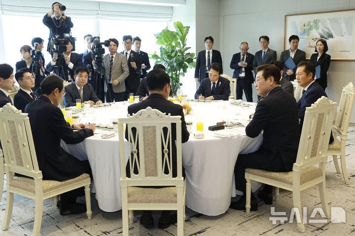 [서울=뉴시스] 최동준 기자 = 이재명 대통령이 8일 서울 용산 대통령실 청사에서 열린 여야 지도부 오찬 회동에서 장동혁 국민의힘 대표 발언을 듣고 있다. 2025.09.08. photocdj@newsis.com