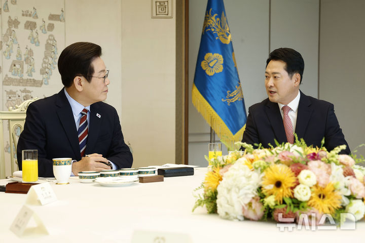 [서울=뉴시스] 최동준 기자 = 이재명 대통령이 8일 서울 용산 대통령실 청사에서 열린 여야 지도부 오찬 회동에서 장동혁 국민의힘 대표 발언을 듣고 있다. 2025.09.08. photocdj@newsis.com