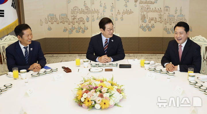 [서울=뉴시스] 최동준 기자 = 이재명 대통령이 8일 서울 용산 대통령실 청사에서 열린 여야 지도부 오찬 회동에서 정청래 더불어민주당 대표, 장동혁 국민의힘 대표와 대화하고 있다. 2025.09.08. photocdj@newsis.com
