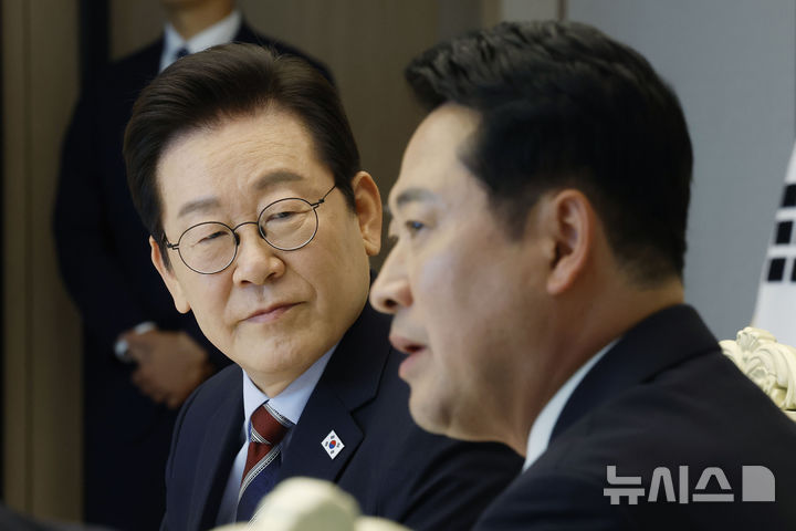 [서울=뉴시스] 최동준 기자 = 이재명 대통령이 8일 서울 용산 대통령실 청사에서 열린 여야 지도부 오찬 회동에서 장동혁 국민의힘 대표 발언을 듣고 있다. 2025.09.08. photocdj@newsis.com