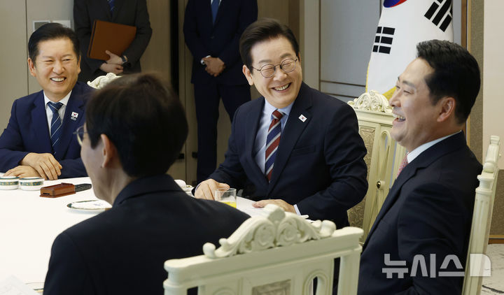 [서울=뉴시스] 최동준 기자 = 이재명 대통령이 8일 서울 용산 대통령실 청사에서 열린 여야 지도부 오찬 회동에서 정청래 더불어민주당 대표, 장동혁 국민의힘 대표와 밝게 웃고 있다. 2025.09.08. photocdj@newsis.com