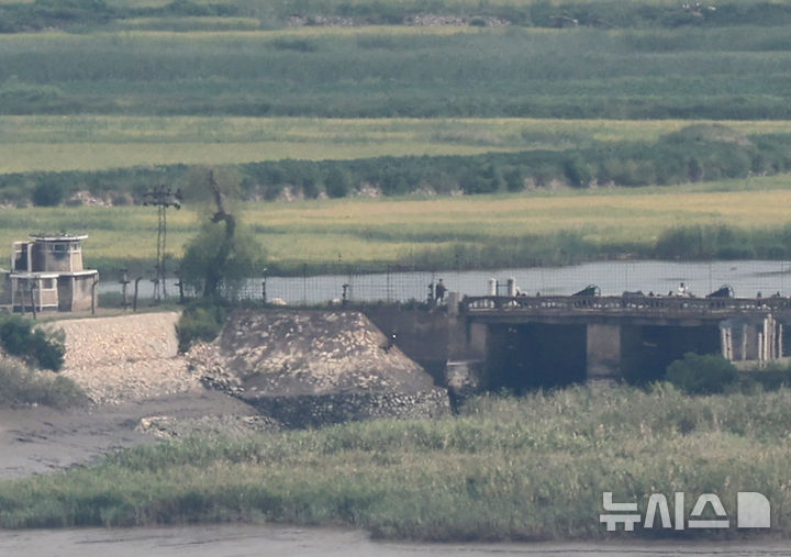 [인천=뉴시스] 전진환 기자 = 북한의 정권수립일(9.9절)을 하루 앞둔 8일 인천 강화군 강화평화전망대에서 바라본 북한 황해북도 개풍군의 한 마을 인근 다리에서 북한군이 경계근무를 서고 있다. 2025.09.08. amin2@newsis.com