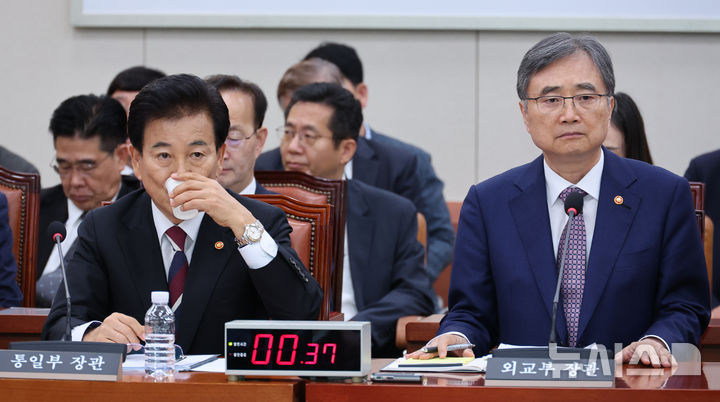 [서울=뉴시스] 김금보 기자 = 조현(오른쪽) 외교부 장관과 정동영 통일부 장관이 8일 오후 서울 여의도 국회에서 열린 외교통일위원회 전체회의에서 의원 질의를 듣고 있다. 2025.09.08. kgb@newsis.com
