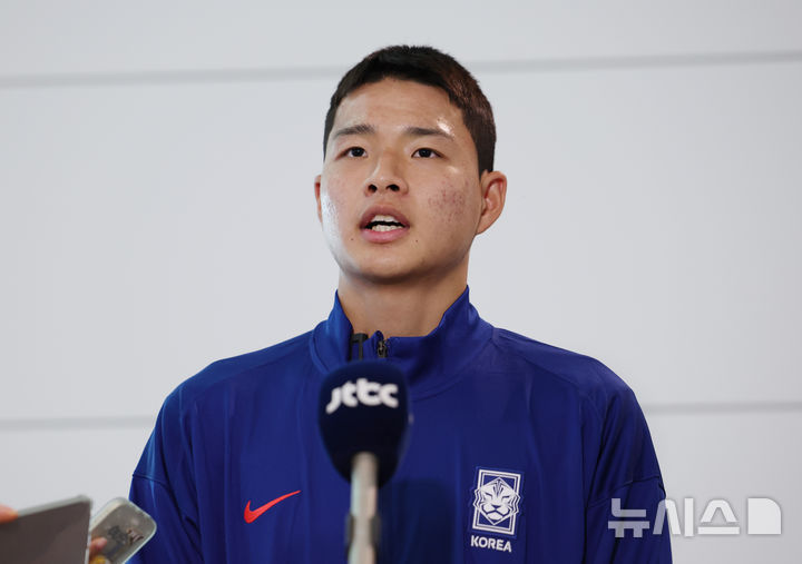 [인천공항=뉴시스] 김진아 기자 = 2025 국제축구연맹(FIFA) U-20 월드컵에 출전하는 한국대표팀 김현오가 8일 인천국제공항 제2터미널을 통해 칠레로 출국하기 앞서 취재진의 질문에 답하고 있다. 2025.09.08. bluesoda@newsis.com