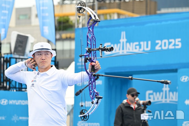 [광주=뉴시스] 이영주 기자 = 8일 오후 광주 동구 5·18민주광장에서 열린 광주2025현대세계양궁선수권대회 컴파운드 남자 개인전 8강, 대한민국 국가대표 최용희가 화살을 쏘고 있다. 2025.09.08. leeyj2578@newsis.com