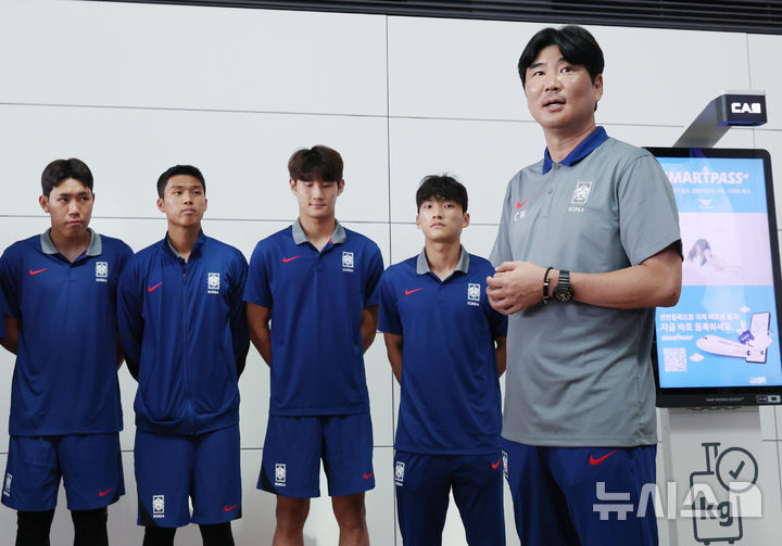 [인천공항=뉴시스] 김진아 기자 = 2025 국제축구연맹(FIFA) U-20 월드컵에 출전하는 한국대표팀 이창원 감독이 8일 인천국제공항 제2터미널을 통해 칠레로 출국하기 앞서 선수들을 격려하고 있다. 2025.09.08. bluesoda@newsis.com