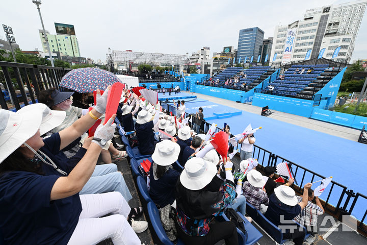 [광주=뉴시스] 이영주 기자 = 8일 오전 광주 동구 5·18민주광장에서 열린 광주2025현대세계양궁선수권대회 컴파운드 남자 개인전 16강, 대한민국 국가대표 최용희의 차례에 관중들이 환호하고 있다. 2025.09.08. leeyj2578@newsis.com