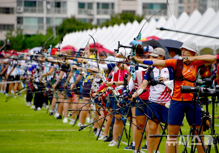 [광주=뉴시스] 류형근 기자 = 광주2025현대세계양궁대회 개막 나흘째인 8일 오후 광주 남구 광주국제양궁장에서 리커브 선수들이 출전을 앞두고 공식연습을 하고 있다. 2025.09.08. hgryu77@newsis.com