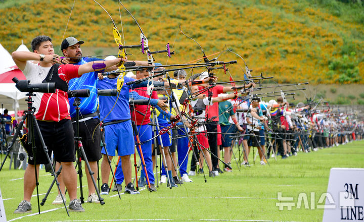[광주=뉴시스] 류형근 기자 = 광주2025현대세계양궁대회 개막 나흘째인 8일 오후 광주 남구 광주국제양궁장에서 리커브 선수들이 출전을 앞두고 공식연습을 하고 있다. 2025.09.08. hgryu77@newsis.com