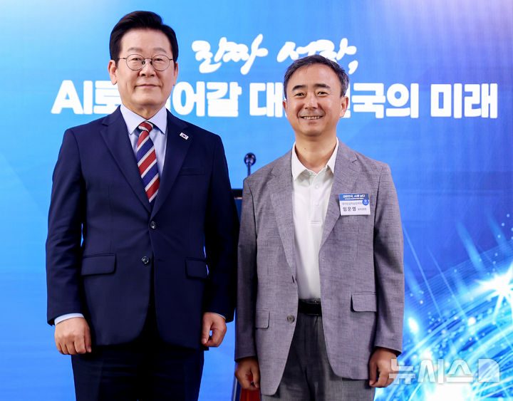 [서울=뉴시스] 고범준 기자 = 이재명 대통령이 8일 서울 중구 서울스퀘어에서 열린 대한민국, AI로 날다 국가인공지능(AI) 전략위원회 출범식에서 임문영 부위원장에게 위촉장을 수여한 뒤 기념촬영을 하고 있다. (대통령실통신사진기자단) 2025.09.08. bjko@newsis.com