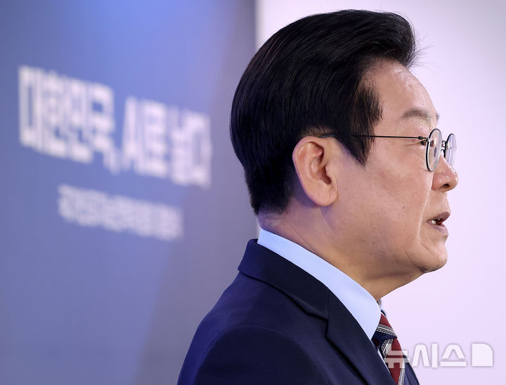 [서울=뉴시스] 고범준 기자 = 이재명 대통령이 8일 서울 중구 서울스퀘어에서 열린 대한민국, AI로 날다 국가인공지능(AI) 전략위원회 출범식에서 발언하고 있다. (대통령실통신사진기자단) 2025.09.08. bjko@newsis.com