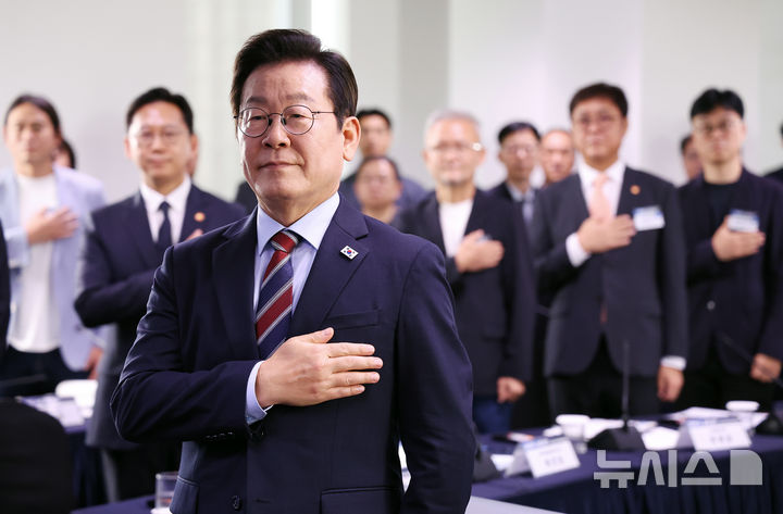 [서울=뉴시스] 고범준 기자 = 이재명 대통령이 8일 서울 중구 서울스퀘어에서 열린 대한민국, AI로 날다 국가인공지능(AI) 전략위원회 출범식에서 국민의례를 하고 있다. (대통령실통신사진기자단) 2025.09.08. bjko@newsis.com