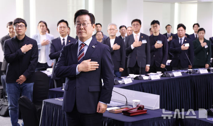 [서울=뉴시스] 고범준 기자 = 이재명 대통령이 8일 서울 중구 서울스퀘어에서 열린 대한민국, AI로 날다 국가인공지능(AI) 전략위원회 출범식에서 국민의례를 하고 있다. (대통령실통신사진기자단) 2025.09.08. bjko@newsis.com