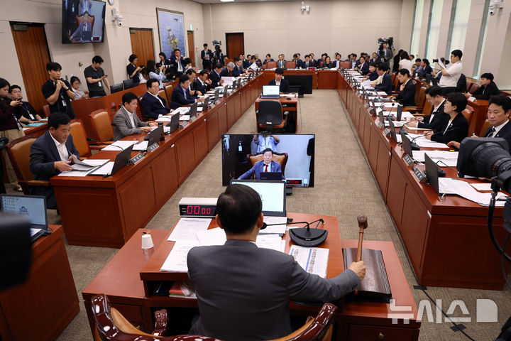 [서울=뉴시스] 김명년 기자 = 김정관(왼쪽) 산업통상자원부 장관과 한성숙(오른쪽) 중소벤처기업부 장관이 8일 오후 서울 여의도 국회에서 산업통상자원중소벤처기업위원회 전체회의가 열리고 있다. 2025.09.08. kmn@newsis.com